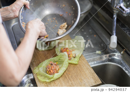 ロールキャベツ を作る シニア女性 ロールキャベツ を作る シニア女性 94294037