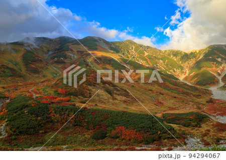 雷鳥沢キャンプ場から望む秋の雷鳥坂の紅葉 94294067