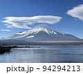 綺麗に雲がかかった湖沿いから見た富士山 94294213