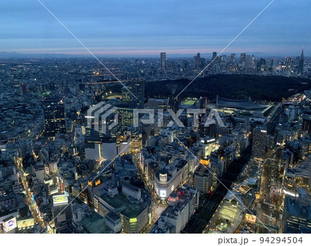 渋谷スカイから見た夜の東京の景色 94294504
