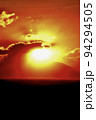 三浦海岸から見た正月の初日の出 94294505