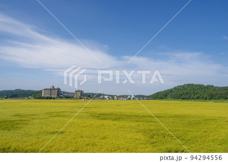 月岡温泉・温泉街の遠景（新潟県新発田市, 2022年9月撮影） 94294556