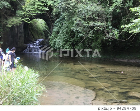 盛夏、房総半島小櫃川上流にかかる濃溝の滝と川底の平たい岩岩 盛夏、房総半島小櫃川上流にかかる濃溝の滝と川底の平たい岩岩 94294709