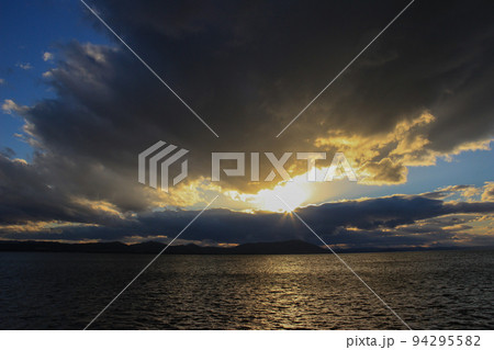 夕陽を反射する湖面 夕陽を反射する湖面 94295582