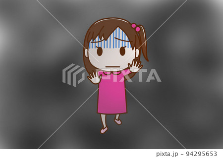 （全身正面）五里霧中のなか不安な少女 94295653