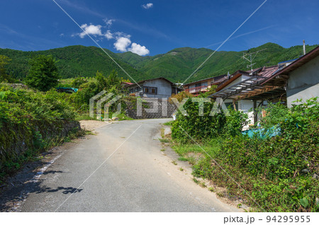 清涼な空と田舎道の風景　富士川町の里風景 94295955