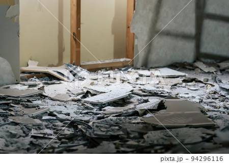 崩れ落ちた瓦礫 解体工事 災害現場 崩れ落ちた瓦礫 解体工事 災害現場 94296116