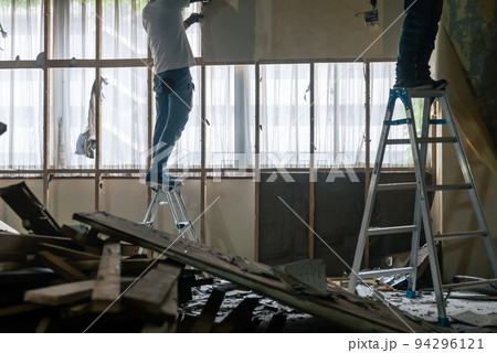 解体現場　内装工事 94296121