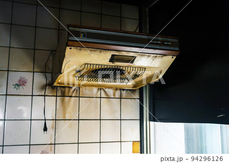 古びた換気扇 94296126