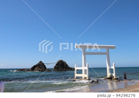海にある鳥居 94296276