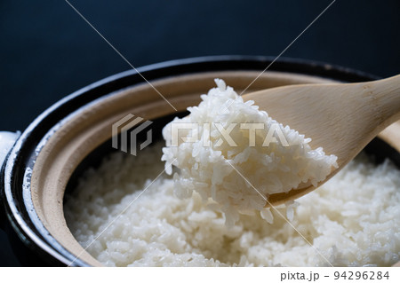 土鍋で炊いた炊き立てご飯 94296284