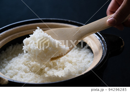 土鍋で炊いた炊き立てご飯 94296285
