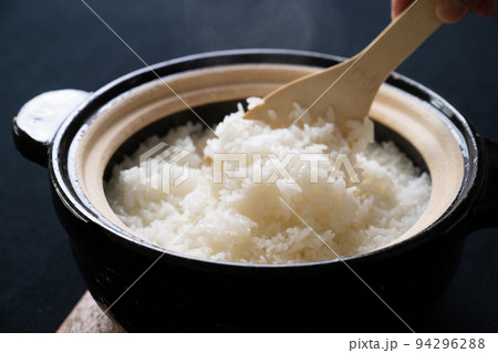 土鍋で炊いた炊き立てご飯 土鍋で炊いた炊き立てご飯 94296288