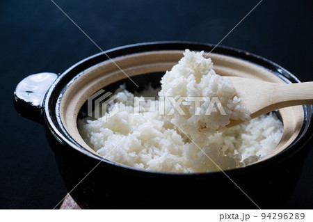 土鍋で炊いた炊き立てご飯 94296289