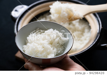 土鍋で炊いた炊き立てご飯 94296420