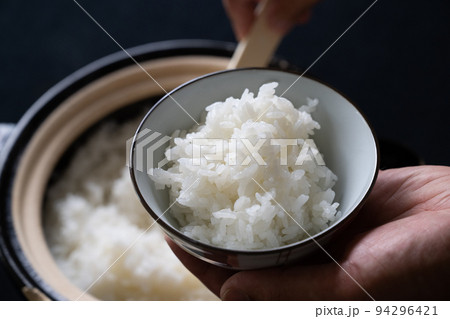 土鍋で炊いた炊き立てご飯 94296421