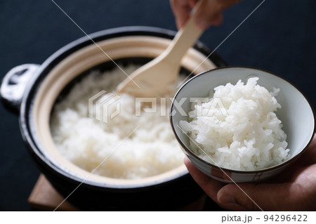 土鍋で炊いた炊き立てご飯 94296422