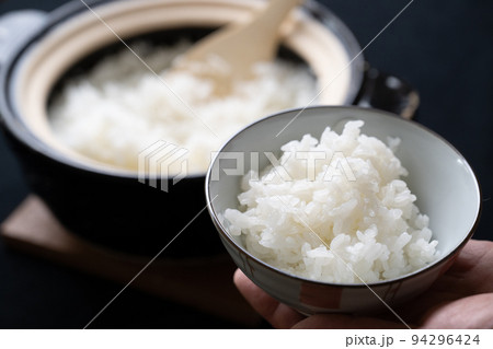 土鍋で炊いた炊き立てご飯 94296424