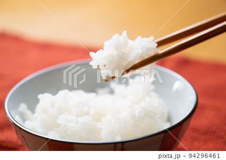 白いご飯・箸でつまむ 94296461