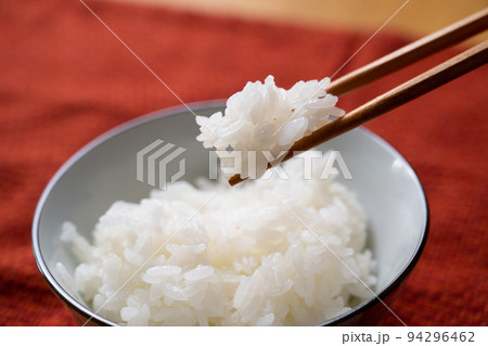 白いご飯・箸でつまむ 白いご飯・箸でつまむ 94296462