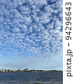 海と空に浮かぶ雲 94296643