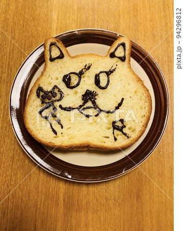 猫型の食パンに顔を描いたよ 94296812