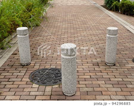 歩道に設置された車止め 歩道に設置された車止め 94296885