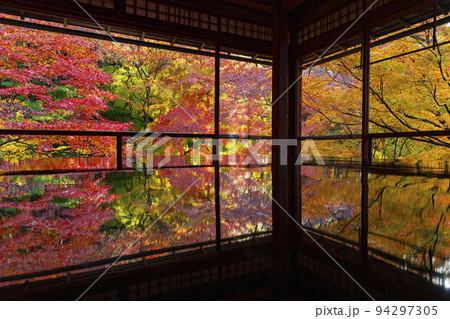 八瀬　瑠璃光院　書院から見た紅葉 94297305