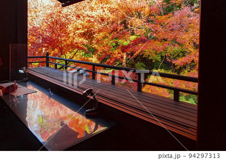 八瀬　瑠璃光院　書院からの風景 94297313