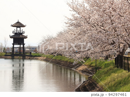 弥生時代の環濠集落遺跡「唐古・鍵遺跡」に復元された楼閣 94297461