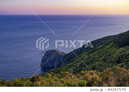 大瀬埼灯台展望台から見た　大瀬埼灯台の夕景 94297570