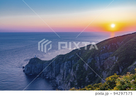 大瀬埼灯台展望台から見た　大瀬埼灯台の夕景 94297575