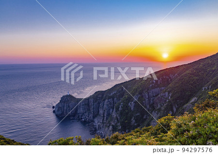 大瀬埼灯台展望台から見た　大瀬埼灯台の夕景 94297576
