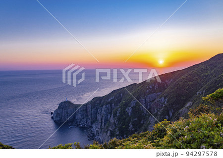 大瀬埼灯台展望台から見た 大瀬埼灯台の夕景 大瀬埼灯台展望台から見た 大瀬埼灯台の夕景 94297578