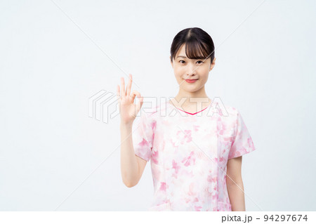 花柄のスクラブを着た若い女性の看護師(OKポーズ) 花柄のスクラブを着た若い女性の看護師(OKポーズ) 94297674