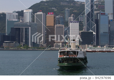 ホンコンのビクトリア湾を航行するスターフェリー 94297696