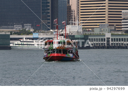 ホンコンのビクトリア湾を航行するスターフェリー 94297699