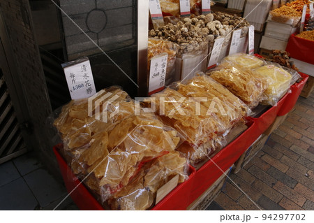 香港・徳輔道西の干し貝柱、塩干し魚などを売る店。何の料理に使うのか分からないものもある 香港・徳輔道西の干し貝柱、塩干し魚などを売る店。何の料理に使うのか分からないものもある 94297702