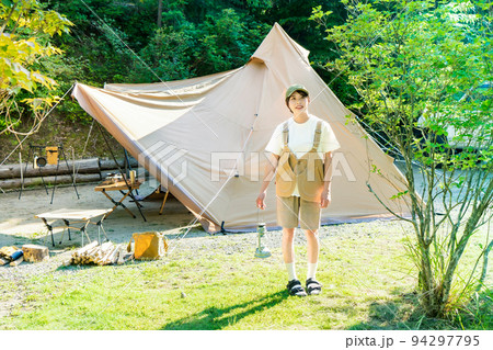ソロキャンプを楽しむ女性 94297795