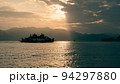 朝早く出港する船 94297880