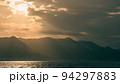 光芒が生える朝焼け 94297883