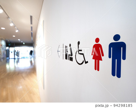 壁に表示されたトイレの案内 壁に表示されたトイレの案内 94298185
