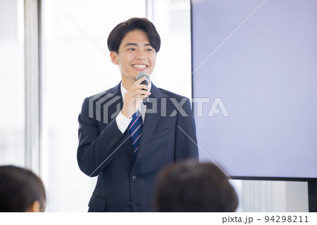 新人研修 マイクを持って話す若い男性 新人研修 マイクを持って話す若い男性 94298211