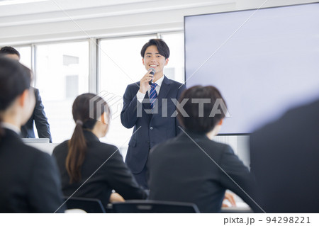 新人研修 マイクを持って話す若い男性 新人研修 マイクを持って話す若い男性 94298221