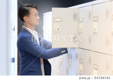 ロッカーを開けて中に所持品を入れるビジネスパーソン ロッカーを開けて中に所持品を入れるビジネスパーソン 94298340