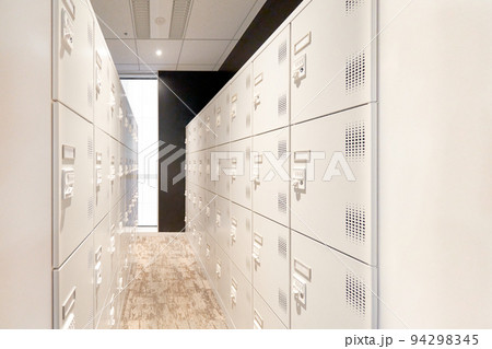 ロッカールーム　スチールロッカー　施設　インテリア 94298345