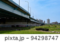多摩川にかかる橋でピクニックする人 94298747