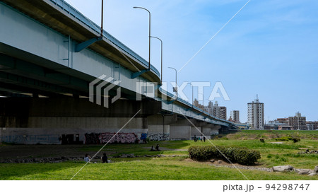 多摩川にかかる橋でピクニックする人 多摩川にかかる橋でピクニックする人 94298747