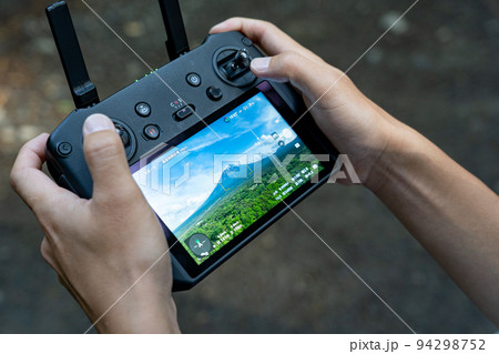 ドローンで富士山を撮るクリエイター 94298752