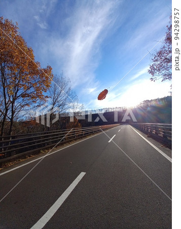 木枯らしの秋、希望へ続く道 94298757